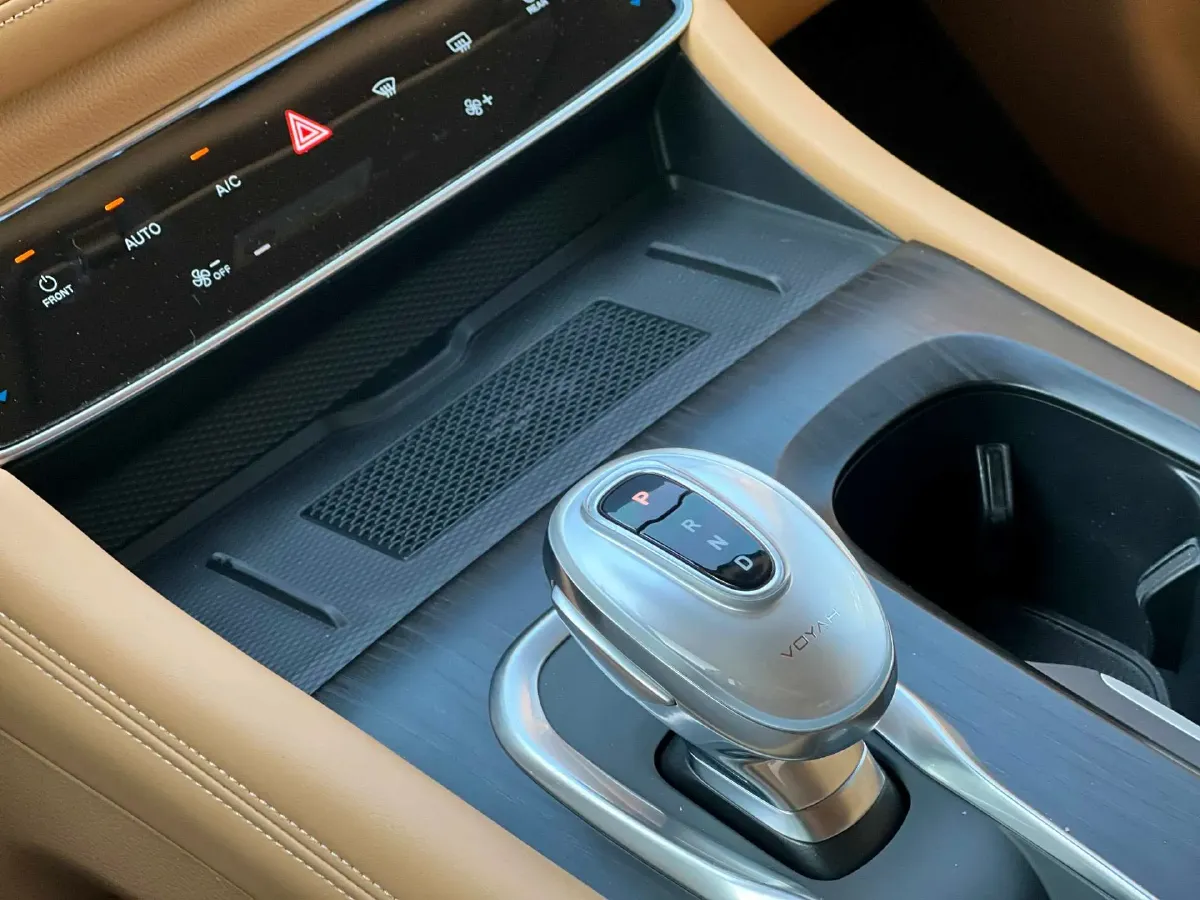 2024 Voyah Dream 1.5T 150HP L4 PHEV 43KWH,autocango,china used car exporter,china ev exporter,chinese used car exporter,chinese used ev exporter