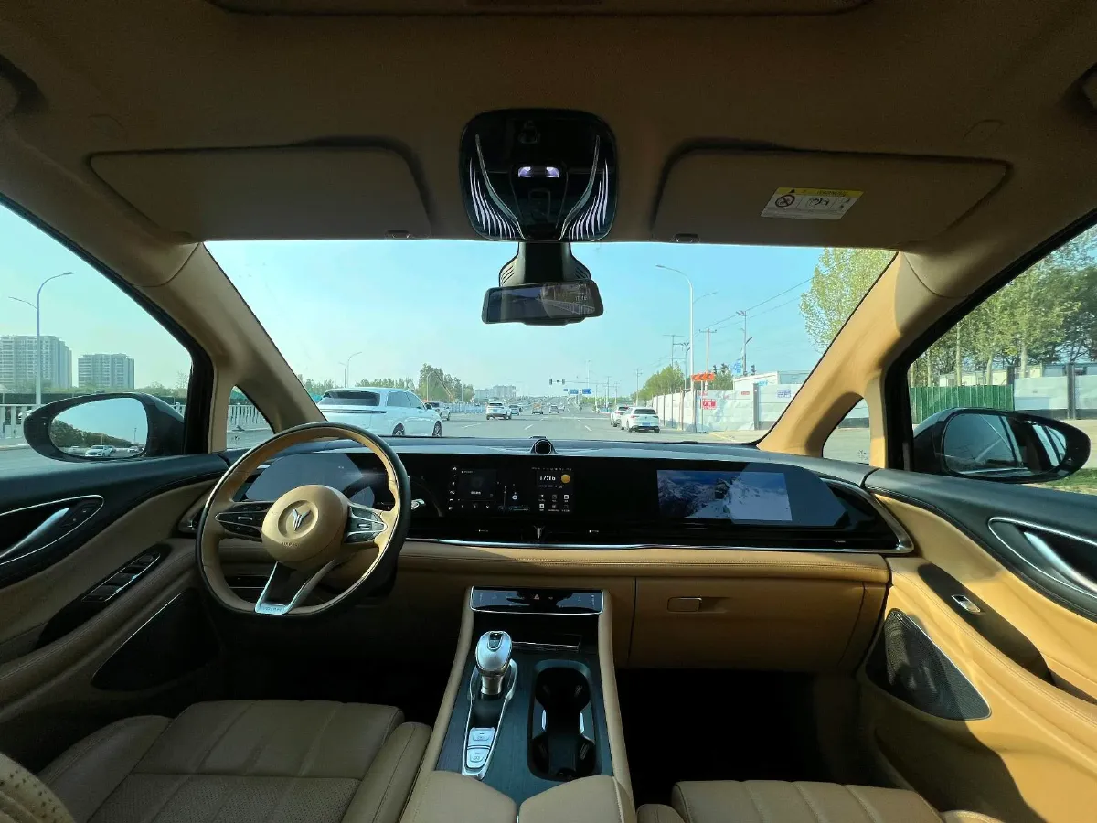 2024 Voyah Dream 1.5T 150HP L4 PHEV 43KWH,autocango,china used car exporter,china ev exporter,chinese used car exporter,chinese used ev exporter