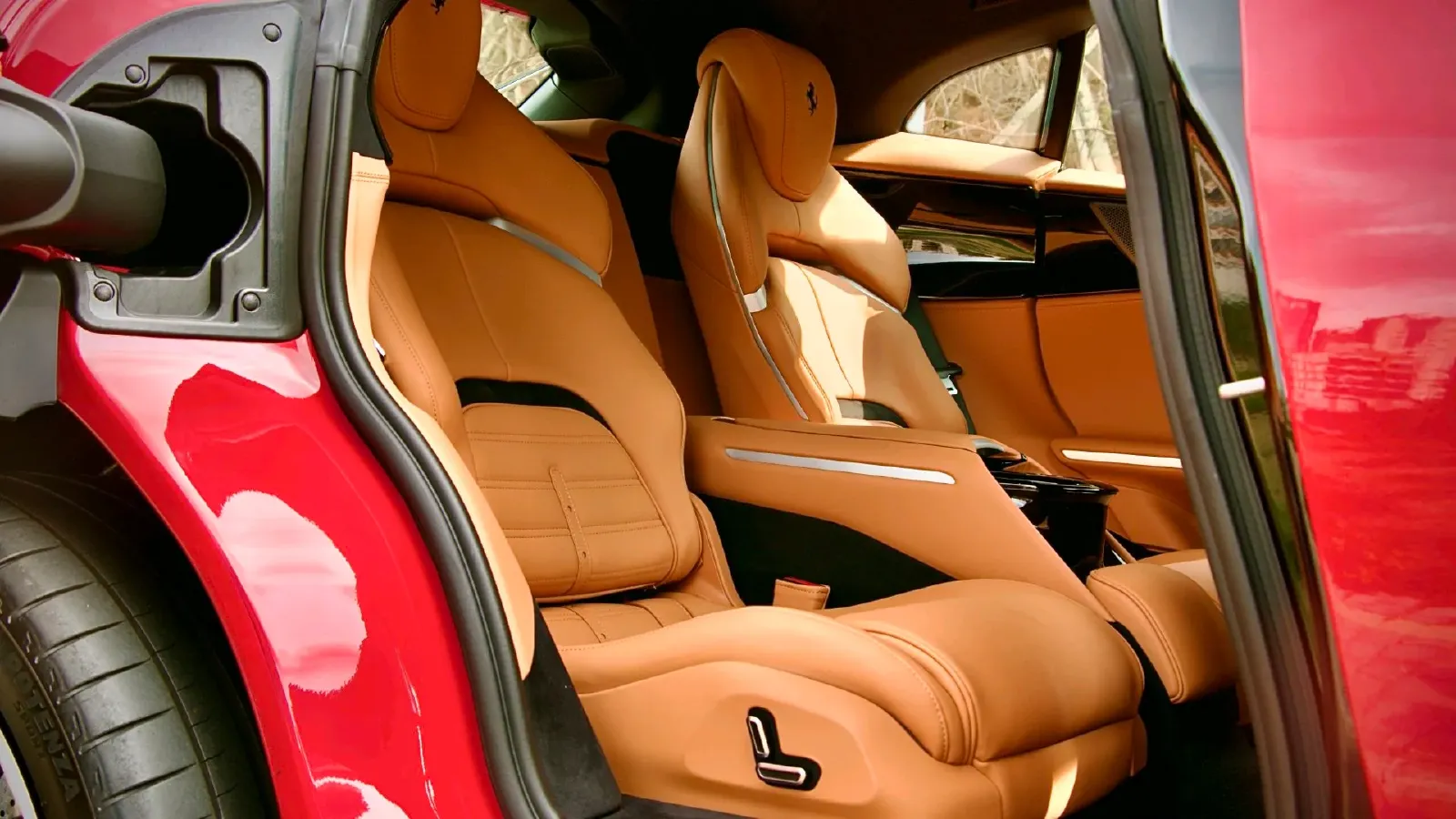 2023 Ferrari Purosangue 6.5L 725HP V12 8DCT,autocango,china used car exporter,china ev exporter,chinese used car exporter,chinese used ev exporter