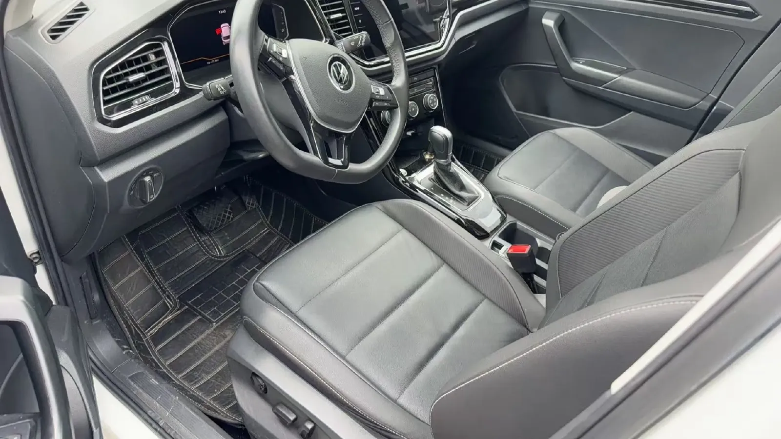 2022 Volkswagen T-Roc 1.4T 150HP L4 7DCT,autocango,china used car exporter,china ev exporter,chinese used car exporter,chinese used ev exporter