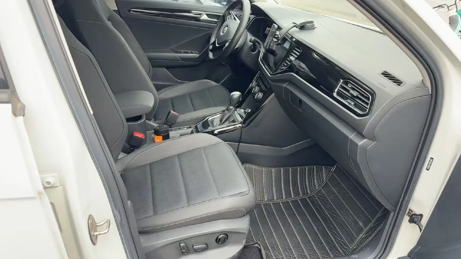 2022 Volkswagen T-Roc 1.4T 150HP L4 7DCT,autocango,china used car exporter,china ev exporter,chinese used car exporter,chinese used ev exporter