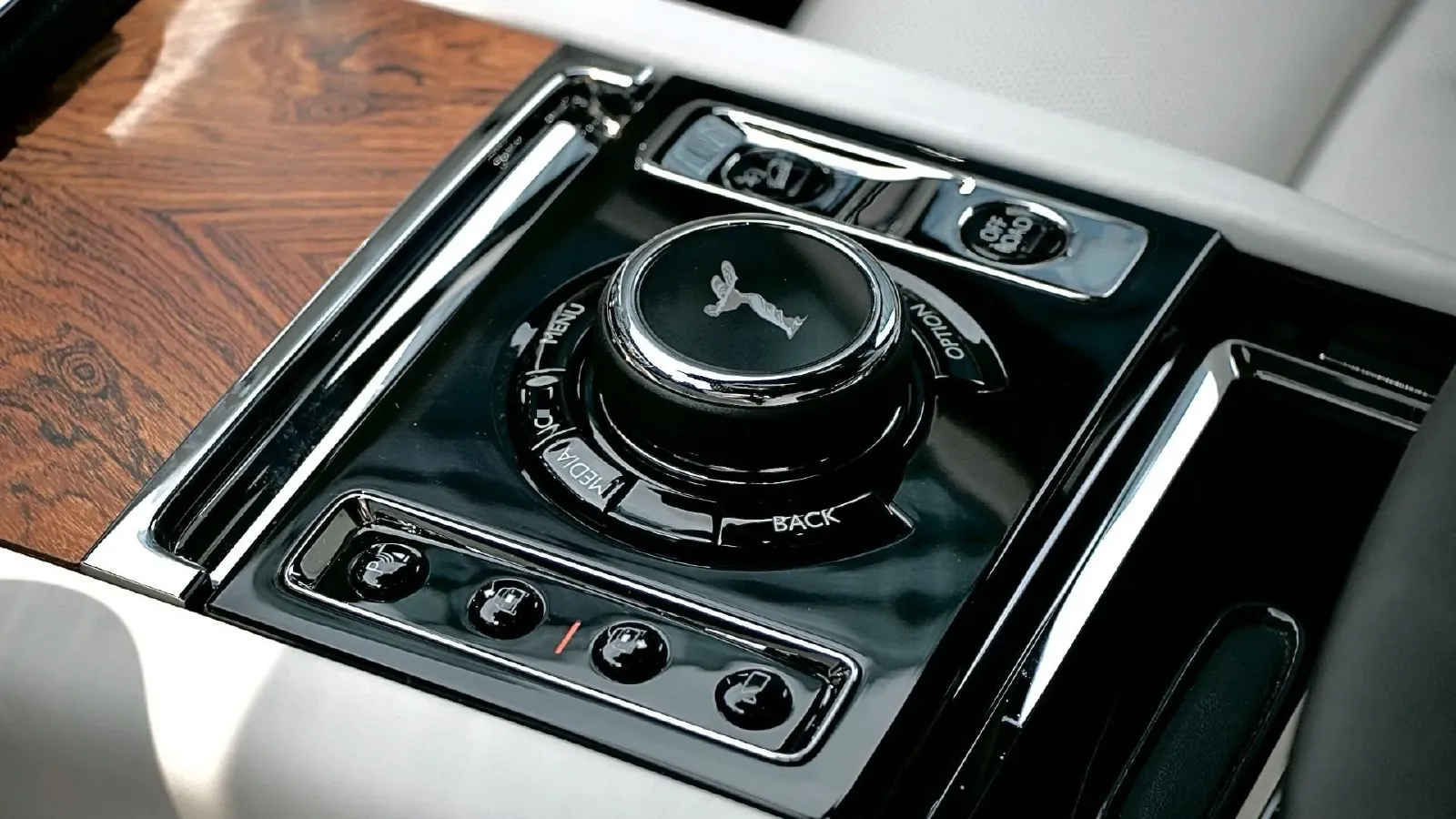 2018 Rolls-Royce Cullinan 6.7T 571HP V12 8AT,autocango,china used car exporter,china ev exporter,chinese used car exporter,chinese used ev exporter