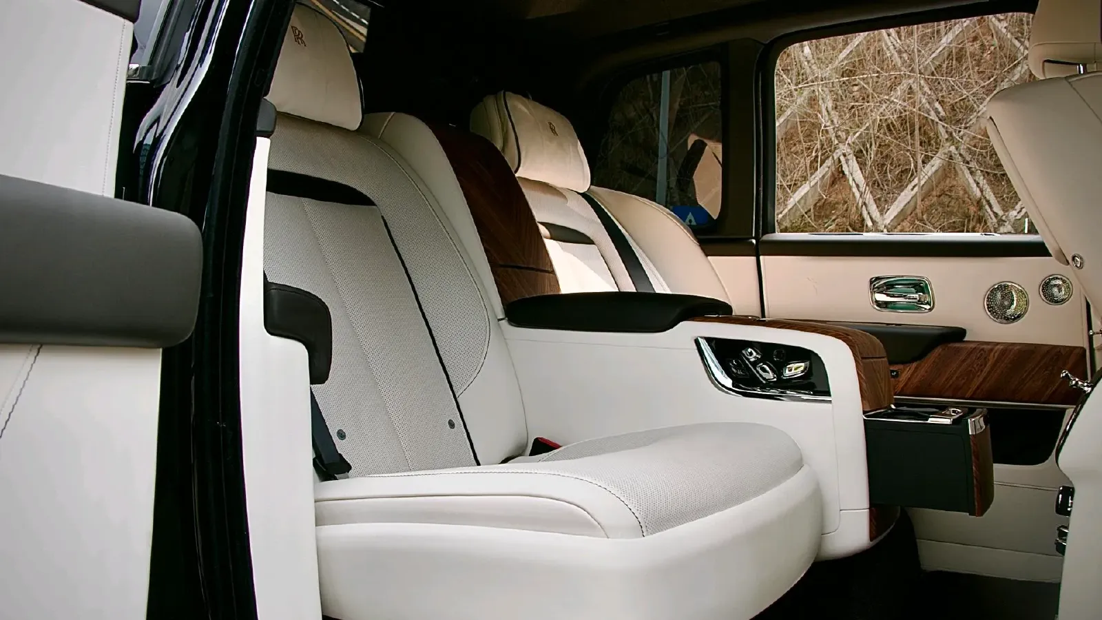 2018 Rolls-Royce Cullinan 6.7T 571HP V12 8AT,autocango,china used car exporter,china ev exporter,chinese used car exporter,chinese used ev exporter