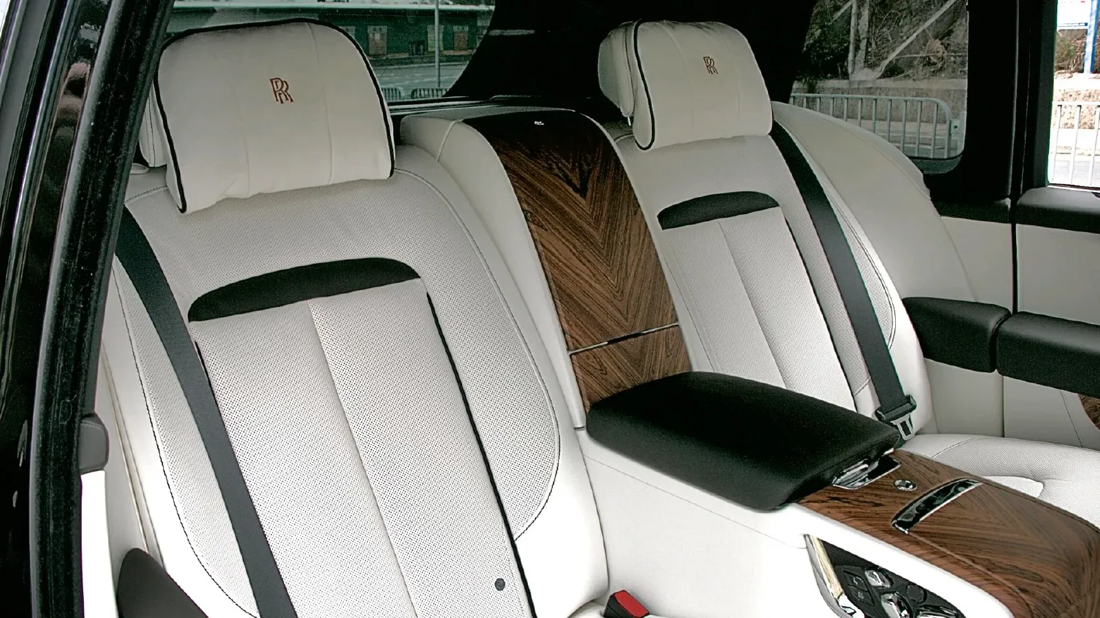 2018 Rolls-Royce Cullinan 6.7T 571HP V12 8AT,autocango,china used car exporter,china ev exporter,chinese used car exporter,chinese used ev exporter