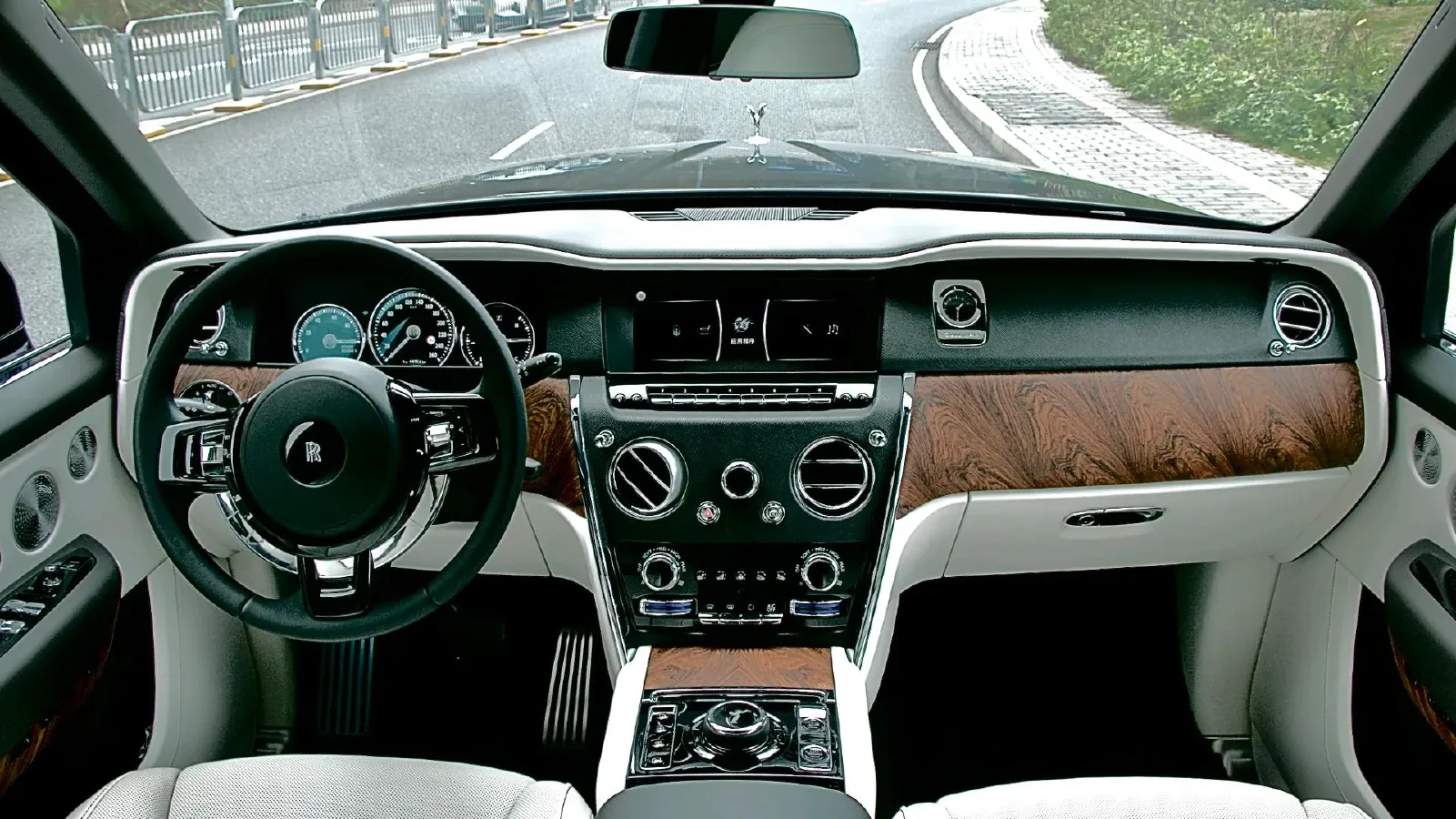 2018 Rolls-Royce Cullinan 6.7T 571HP V12 8AT,autocango,china used car exporter,china ev exporter,chinese used car exporter,chinese used ev exporter