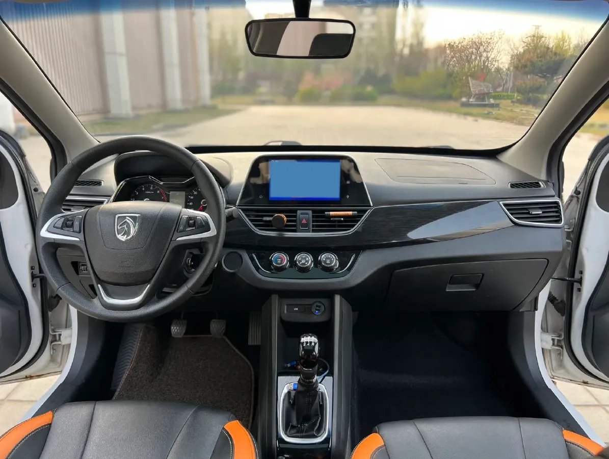 2016 BaoJun 310 1.2L 82HP L4 5MT,autocango,china used car exporter,china ev exporter,chinese used car exporter,chinese used ev exporter