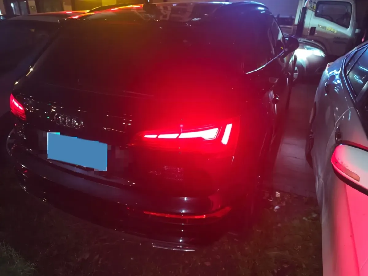 2025 Audi Q5L 2.0T 190HP L4 7DCT,autocango,china used car exporter,china ev exporter,chinese used car exporter,chinese used ev exporter