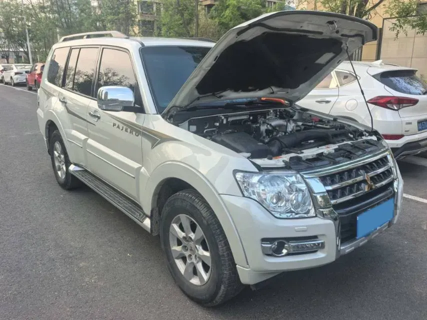 2020 Mitsubishi Pajero 3.0L 174HP V6 5AT,autocango,china used car exporter,china ev exporter,chinese used car exporter,chinese used ev exporter