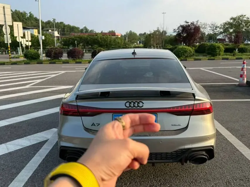 2023 Audi A7 2.0T 265HP L4 7DCT,autocango,china used car exporter,china ev exporter,chinese used car exporter,chinese used ev exporter