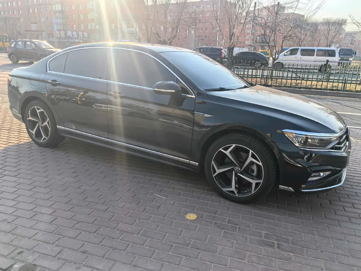 2023 Volkswagen Magotan 2.0T 220HP L4 7DCT,autocango,china used car exporter,china ev exporter,chinese used car exporter,chinese used ev exporter