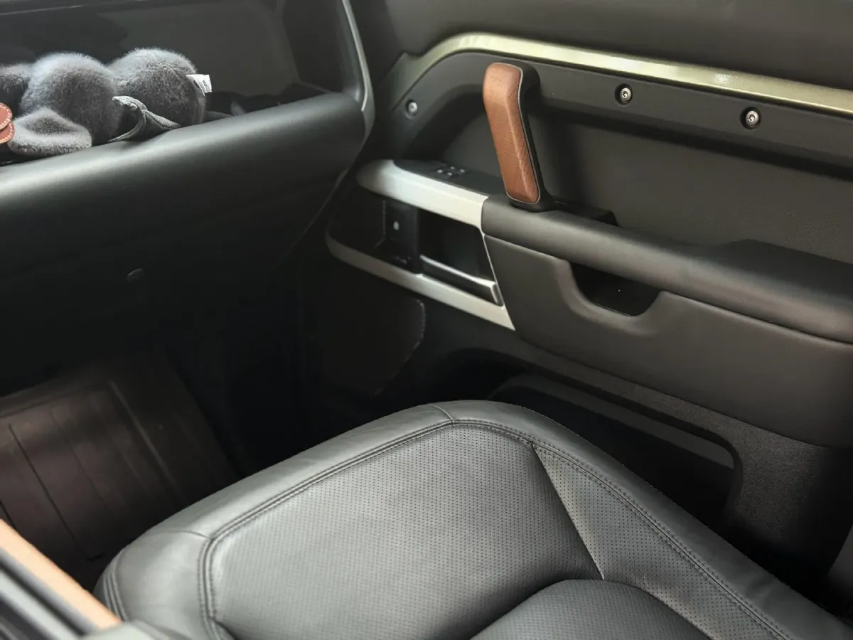 2023 Land Rover Defender 3.0T 400HP L6 8AT,autocango,china used car exporter,china ev exporter,chinese used car exporter,chinese used ev exporter