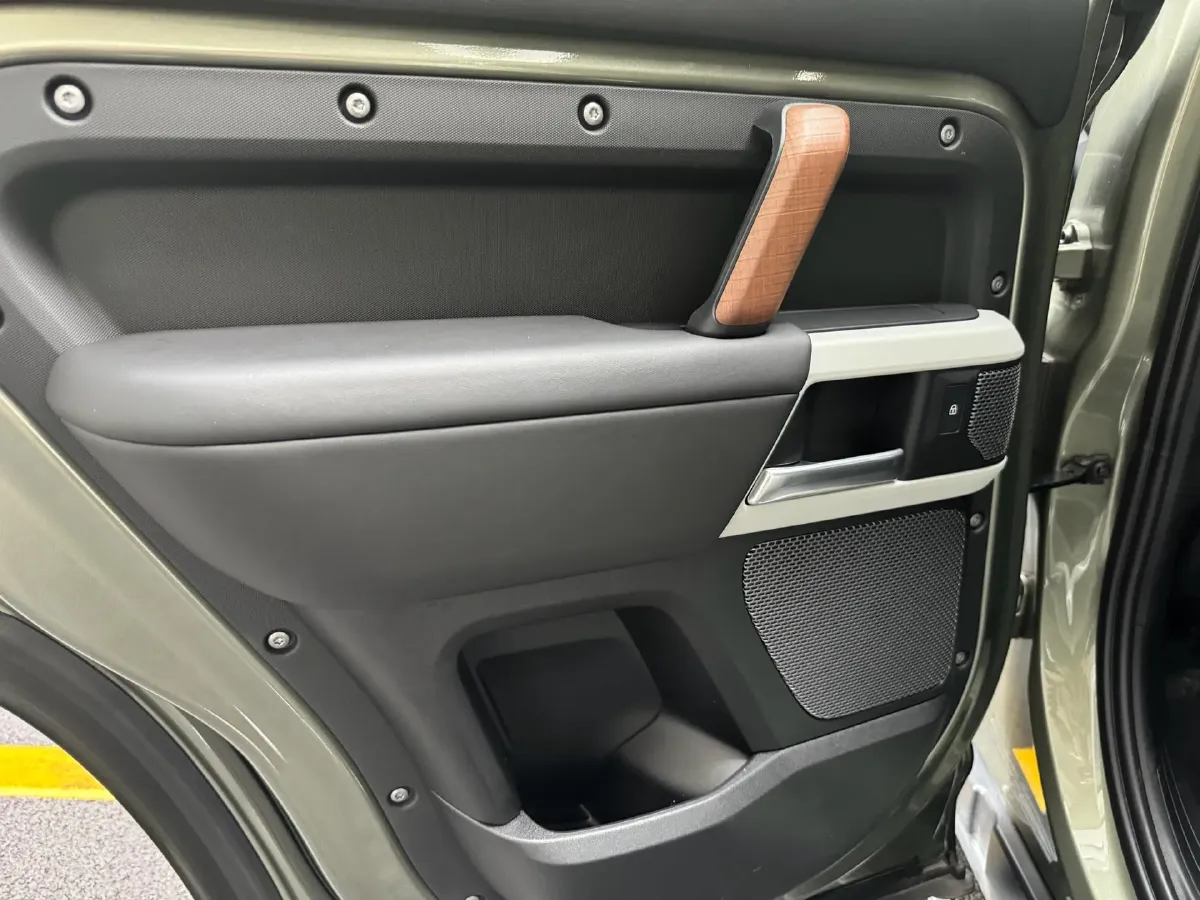 2023 Land Rover Defender 3.0T 400HP L6 8AT,autocango,china used car exporter,china ev exporter,chinese used car exporter,chinese used ev exporter