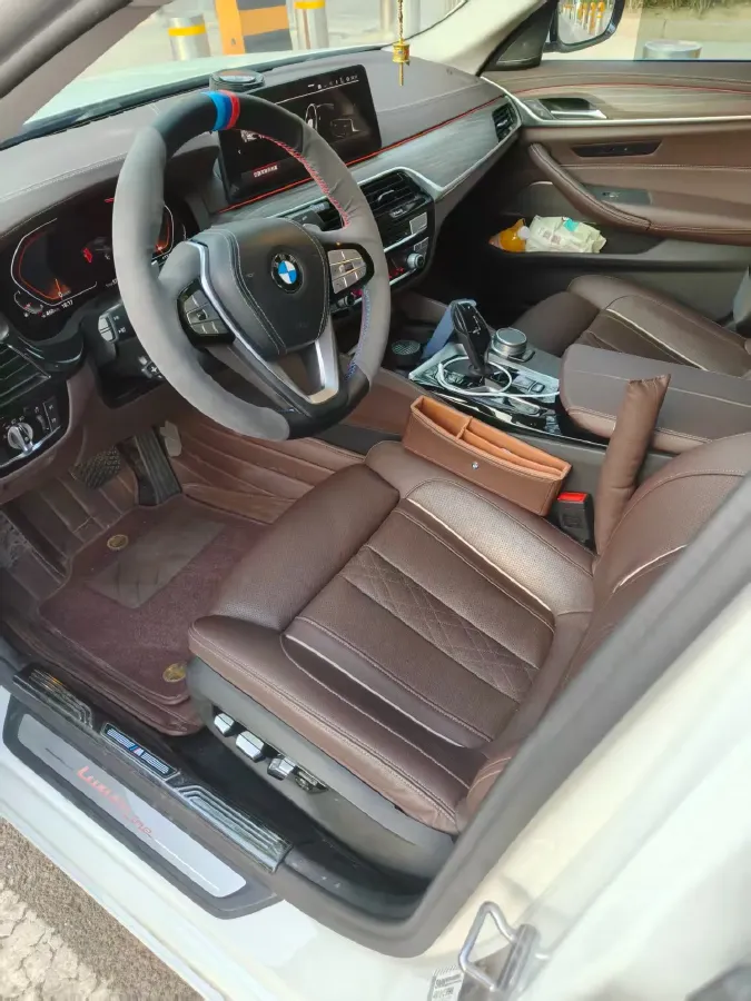 2022 BMW 5 Series 2.0T 252HP L4 8AT,autocango,china used car exporter,china ev exporter,chinese used car exporter,chinese used ev exporter