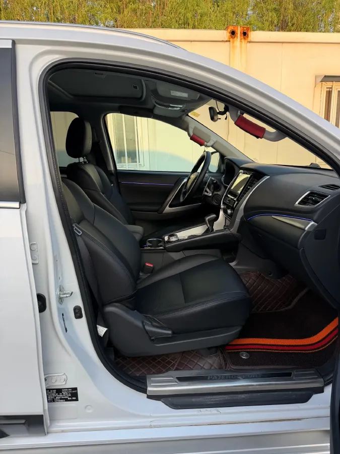 2020 Mitsubishi Pajero 3.0L 209HP V6 8AT,autocango,china used car exporter,china ev exporter,chinese used car exporter,chinese used ev exporter