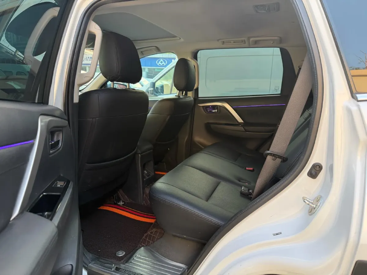 2020 Mitsubishi Pajero 3.0L 209HP V6 8AT,autocango,china used car exporter,china ev exporter,chinese used car exporter,chinese used ev exporter