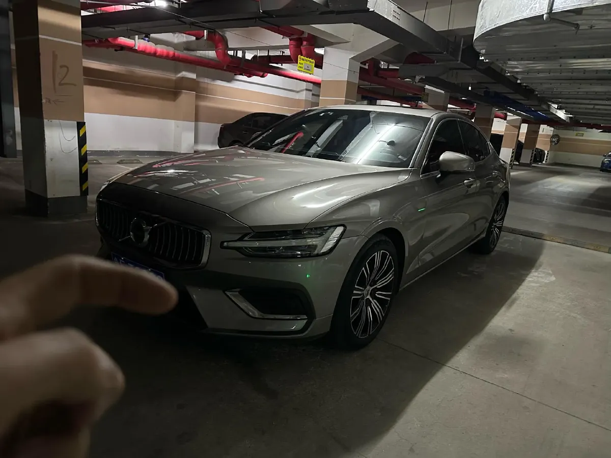 2022 Volvo S60 2.0T 197HP L4 8AT,autocango,china used car exporter,china ev exporter,chinese used car exporter,chinese used ev exporter