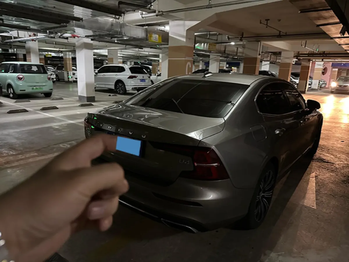 2022 Volvo S60 2.0T 197HP L4 8AT,autocango,china used car exporter,china ev exporter,chinese used car exporter,chinese used ev exporter