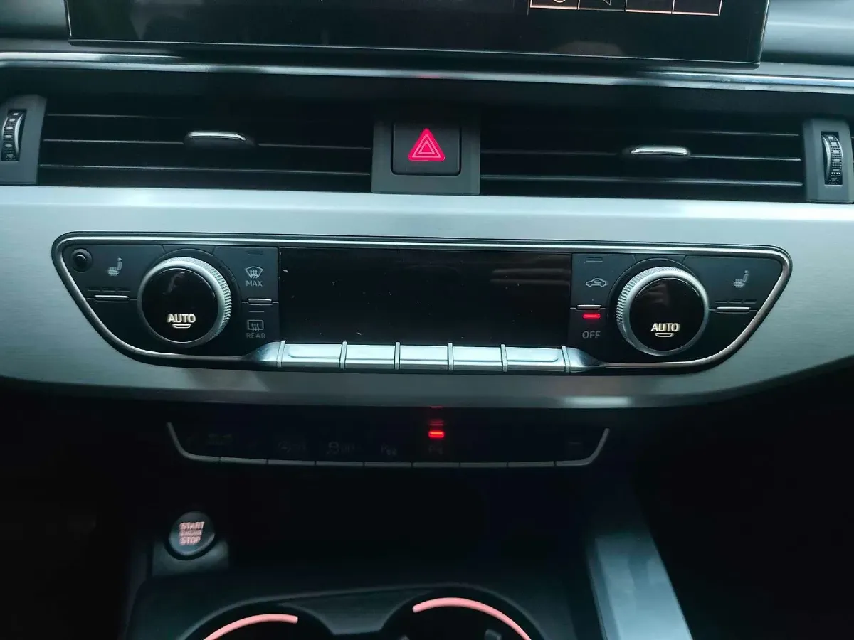 2022 Audi A4L 2.0T 190HP L4 7DCT,autocango,china used car exporter,china ev exporter,chinese used car exporter,chinese used ev exporter