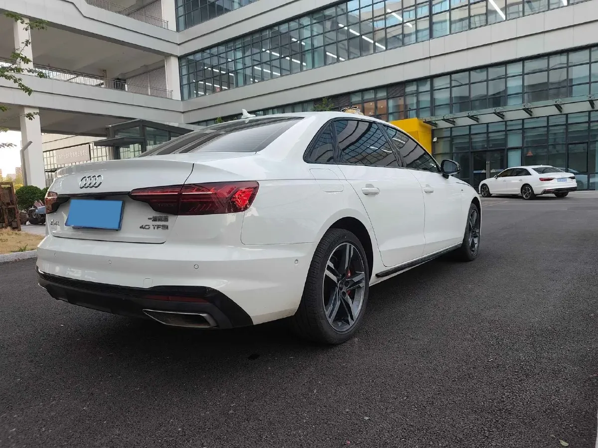 2022 Audi A4L 2.0T 190HP L4 7DCT,autocango,china used car exporter,china ev exporter,chinese used car exporter,chinese used ev exporter