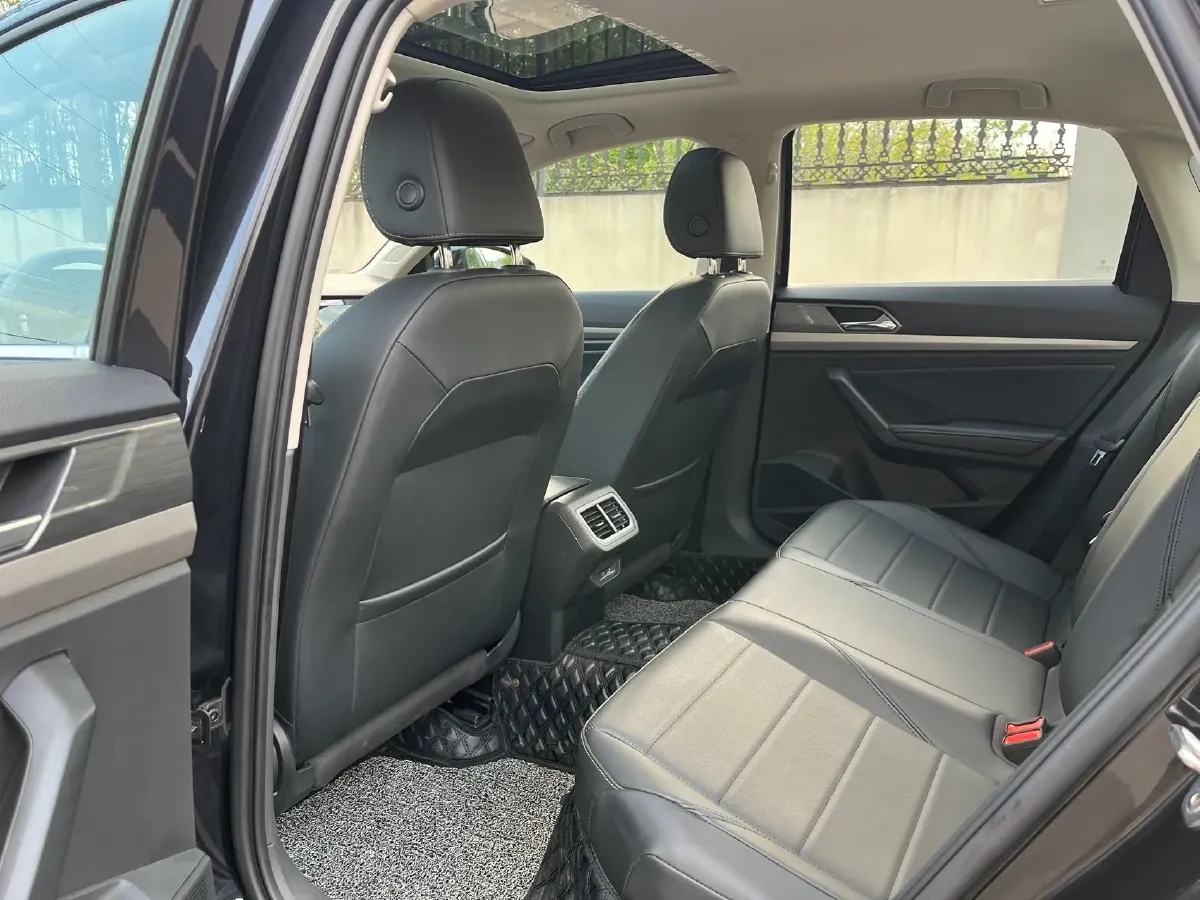 2022 Bestune B70 2.0T 224HP L4 6AT,autocango,china used car exporter,china ev exporter,chinese used car exporter,chinese used ev exporter