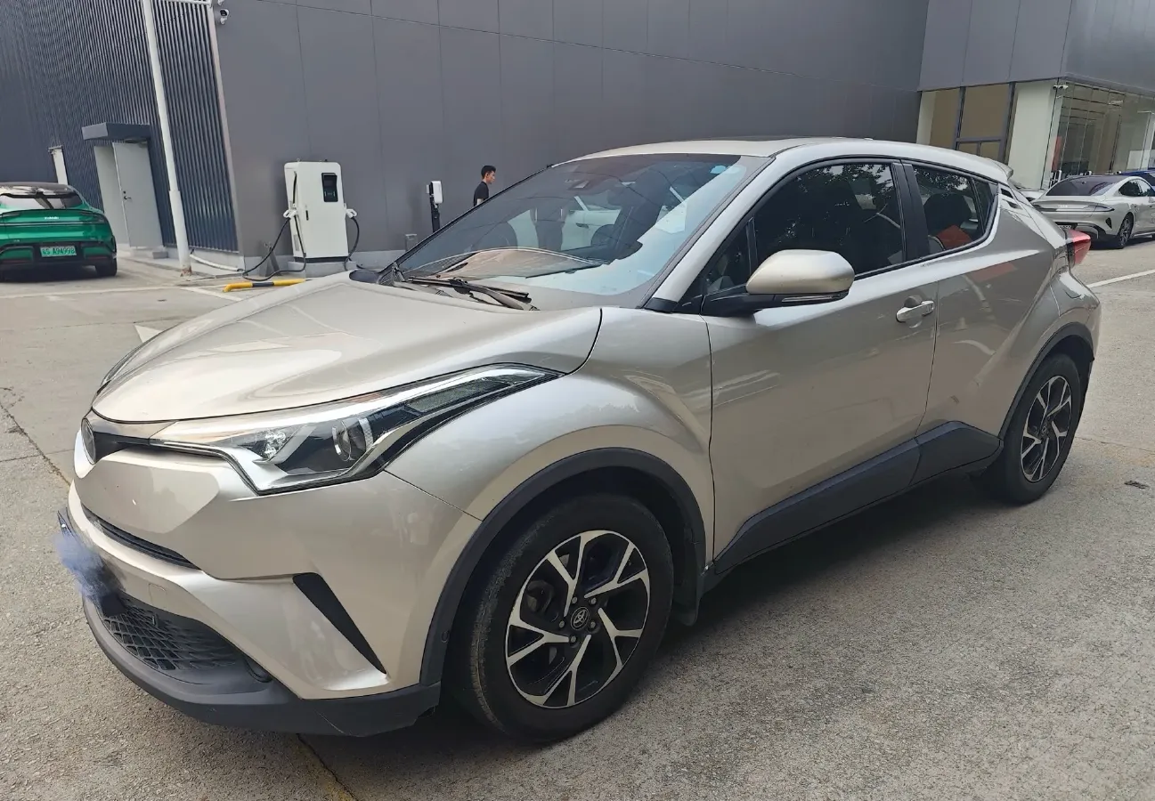 2020 Toyota C-HR 2.0L 171HP L4 CVT,autocango,china used car exporter,china ev exporter,chinese used car exporter,chinese used ev exporter