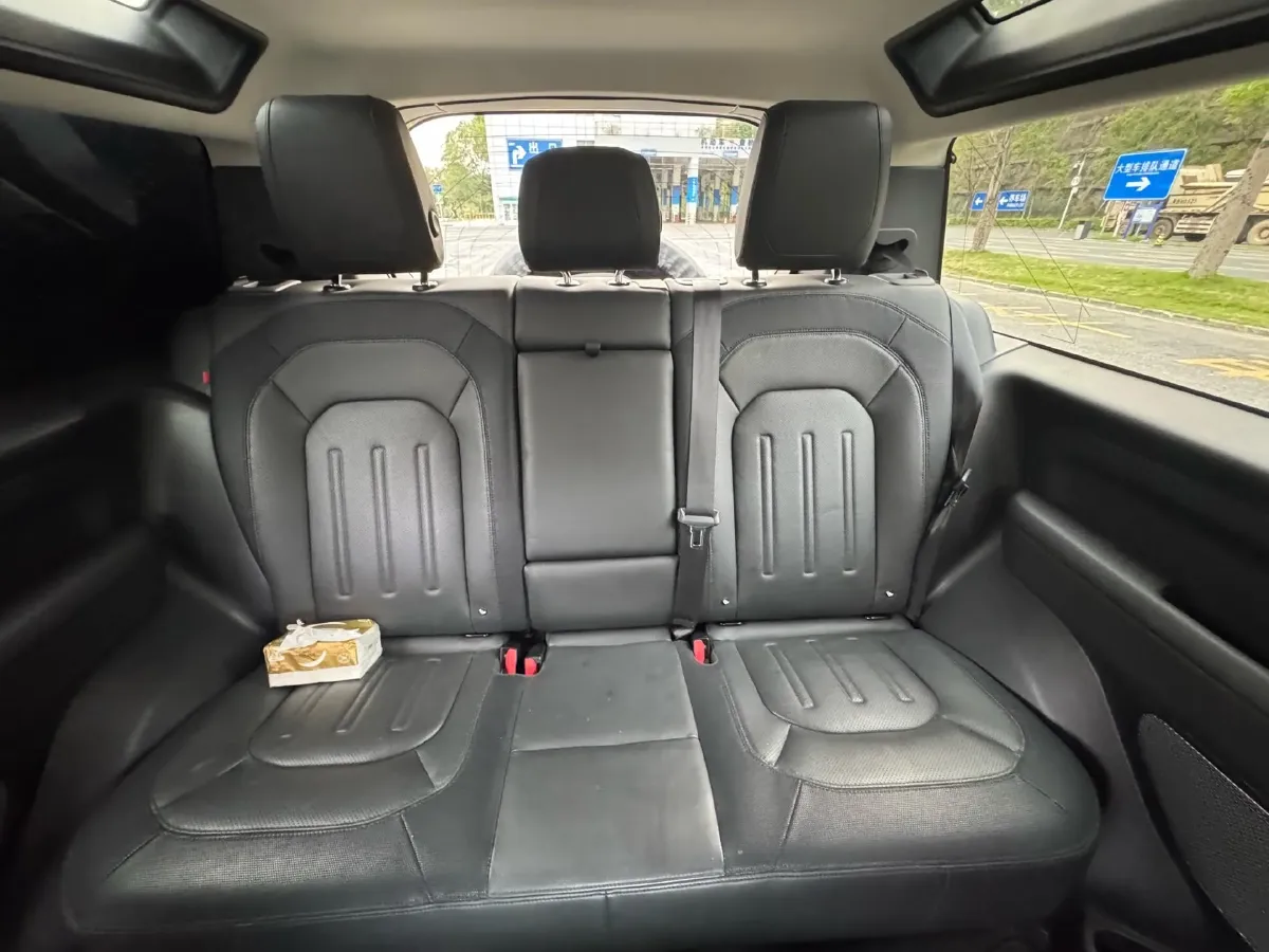 2022 Land Rover Defender 2.0T 300HP L4 8AT,autocango,china used car exporter,china ev exporter,chinese used car exporter,chinese used ev exporter