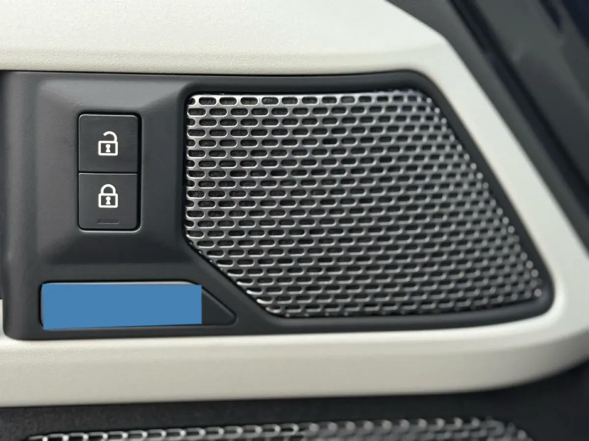 2022 Land Rover Defender 2.0T 300HP L4 8AT,autocango,china used car exporter,china ev exporter,chinese used car exporter,chinese used ev exporter