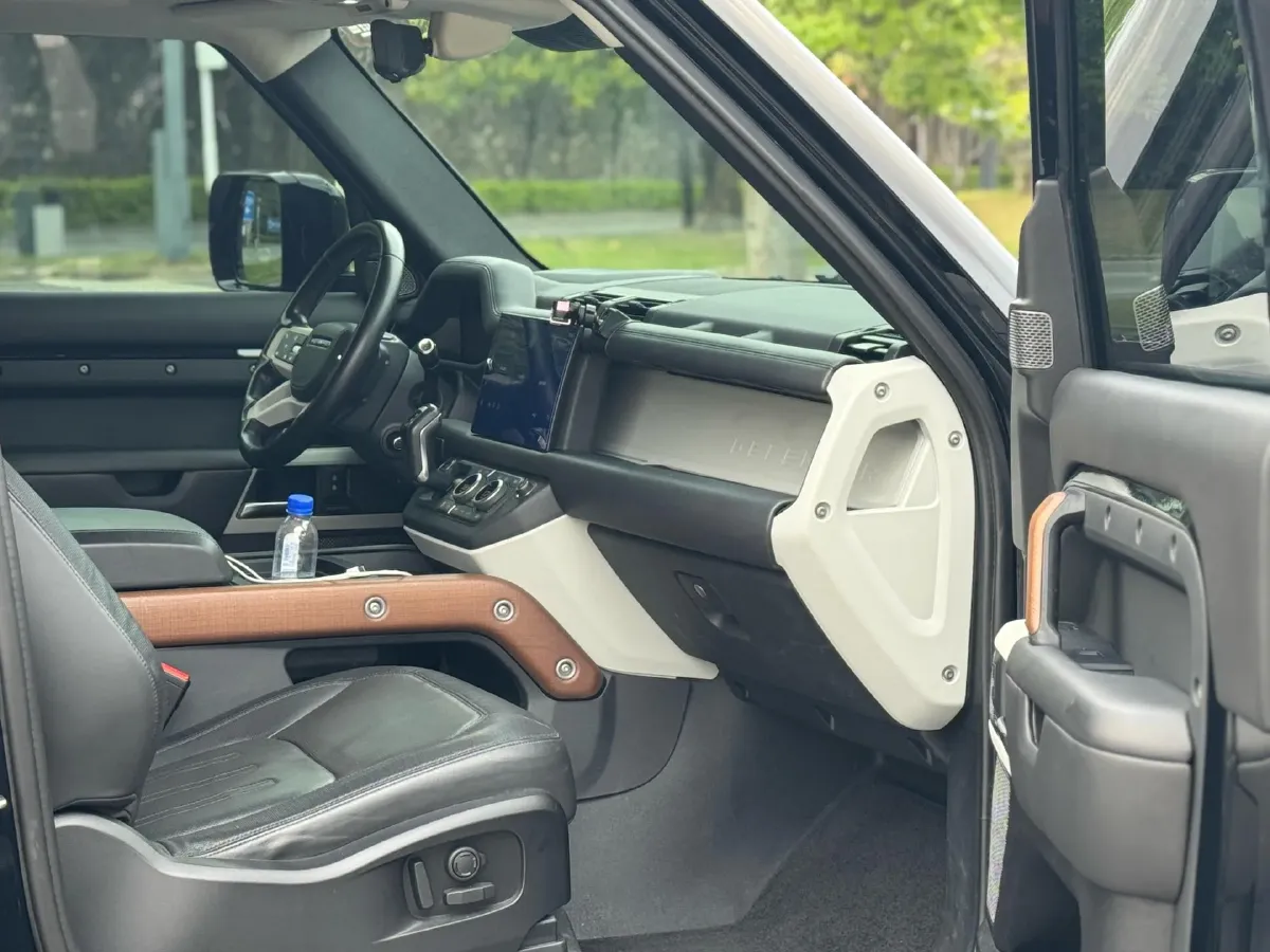 2022 Land Rover Defender 2.0T 300HP L4 8AT,autocango,china used car exporter,china ev exporter,chinese used car exporter,chinese used ev exporter