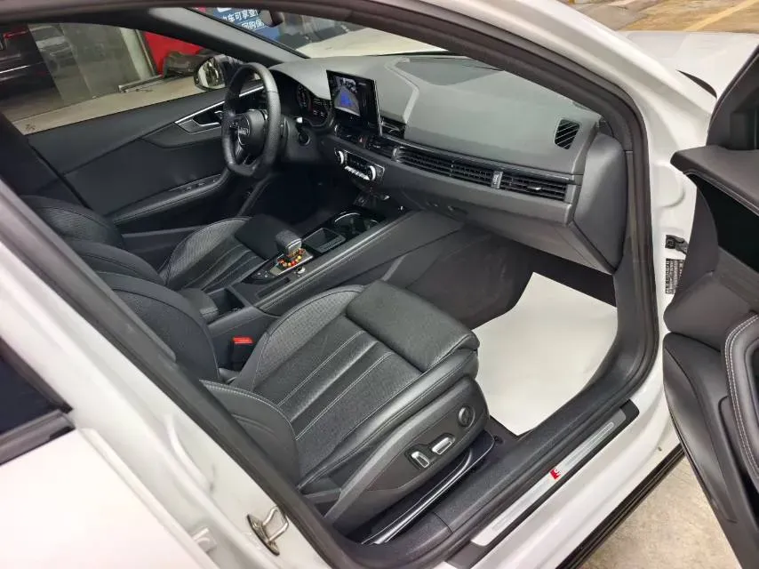 2024 Audi A4L 2.0T 190HP L4 7DCT,autocango,china used car exporter,china ev exporter,chinese used car exporter,chinese used ev exporter