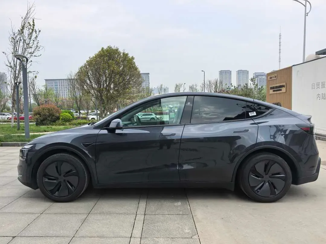 2025 Tesla Model Y BEV 62.5KWH,autocango,china used car exporter,china ev exporter,chinese used car exporter,chinese used ev exporter