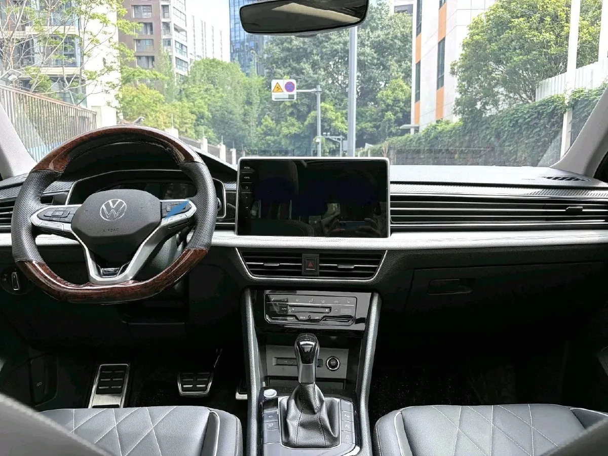 2024 Volkswagen Tiguan L 2.0T 186HP L4 7DCT,autocango,china used car exporter,china ev exporter,chinese used car exporter,chinese used ev exporter