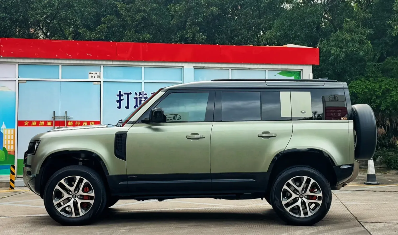 2022 Land Rover Defender 3.0T 400HP L6 8AT,autocango,china used car exporter,china ev exporter,chinese used car exporter,chinese used ev exporter