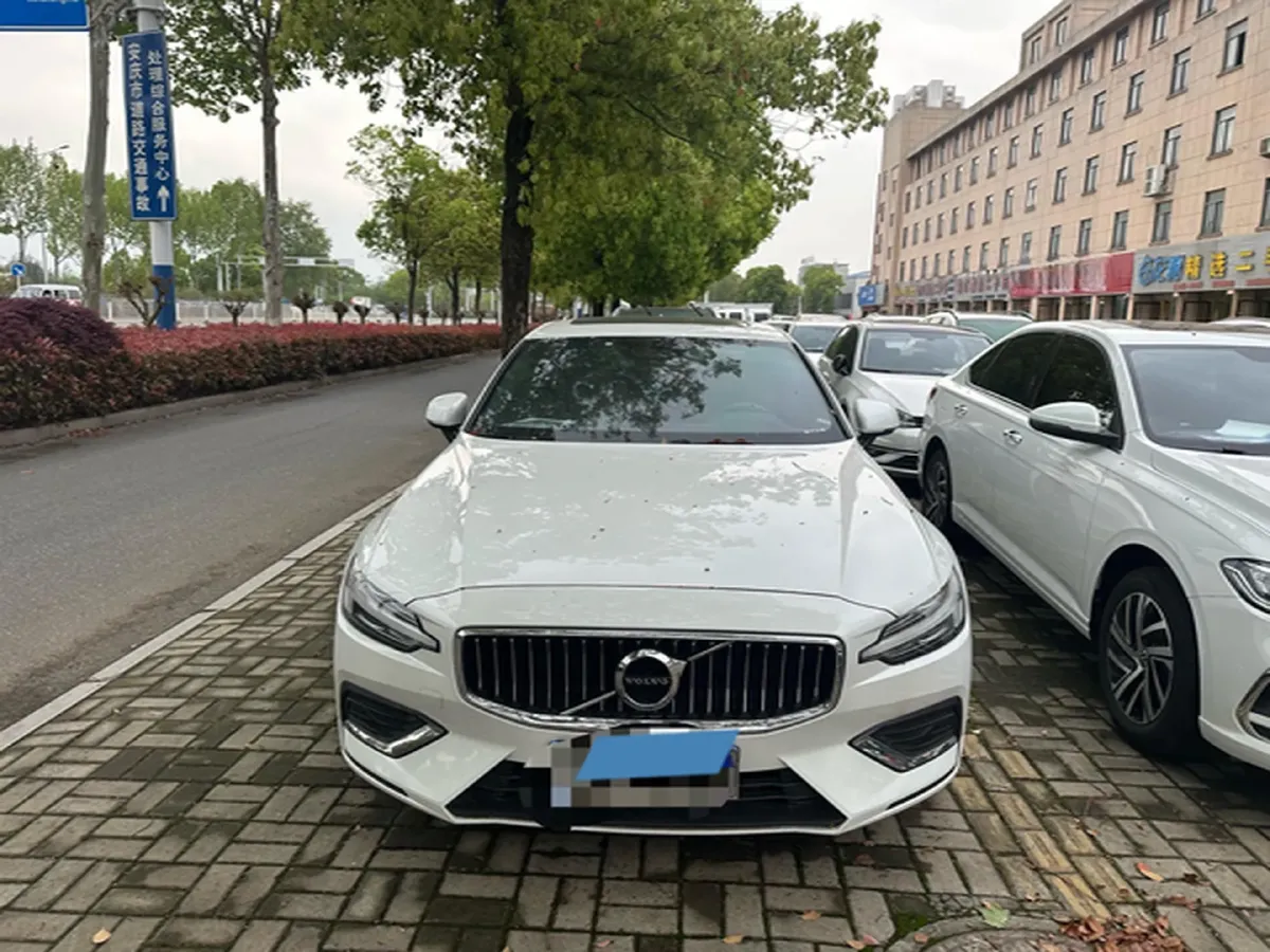 2022 Volvo S60 2.0T 197HP L4 8AT,autocango,china used car exporter,china ev exporter,chinese used car exporter,chinese used ev exporter