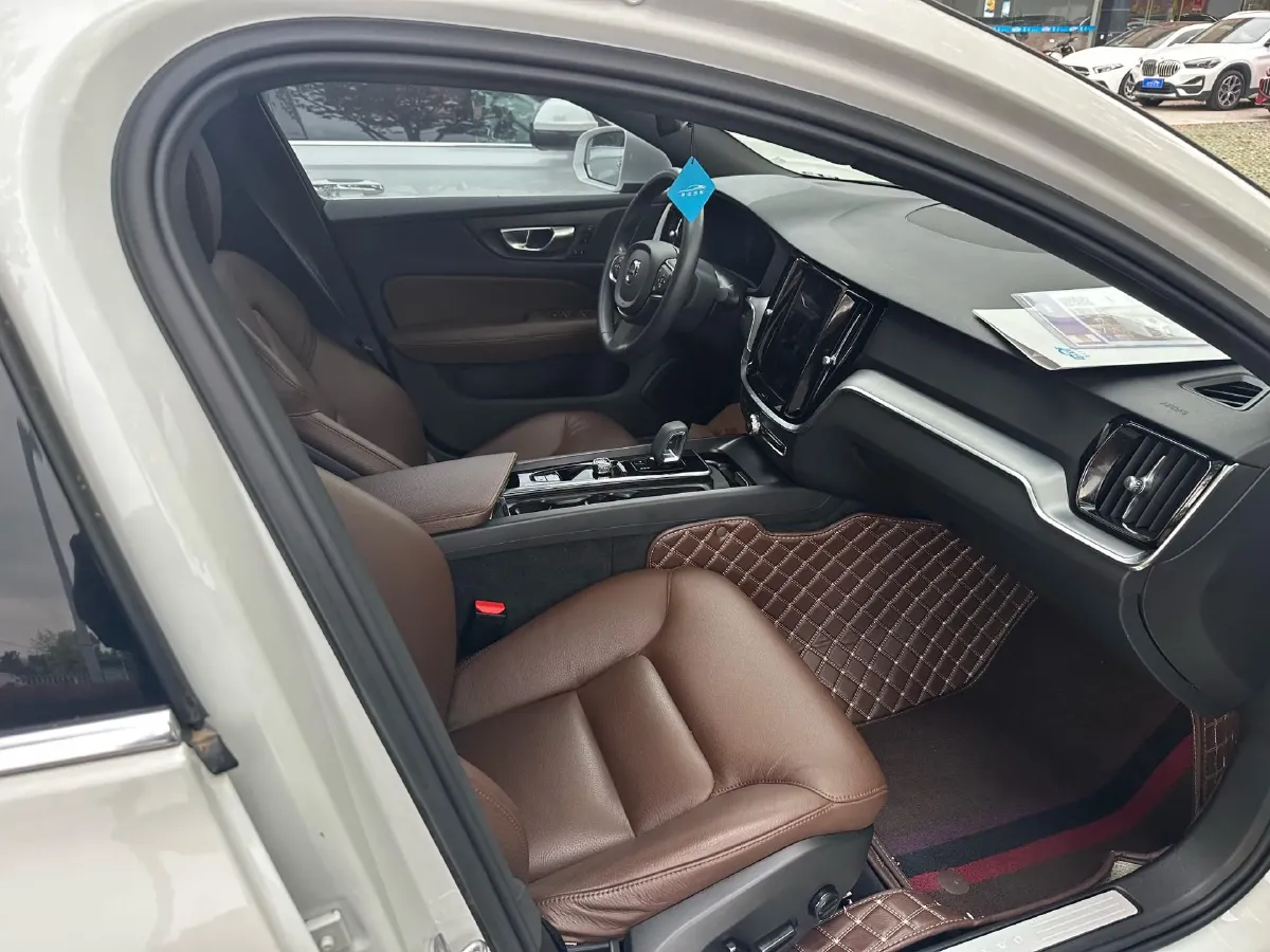 2022 Volvo S60 2.0T 197HP L4 8AT,autocango,china used car exporter,china ev exporter,chinese used car exporter,chinese used ev exporter