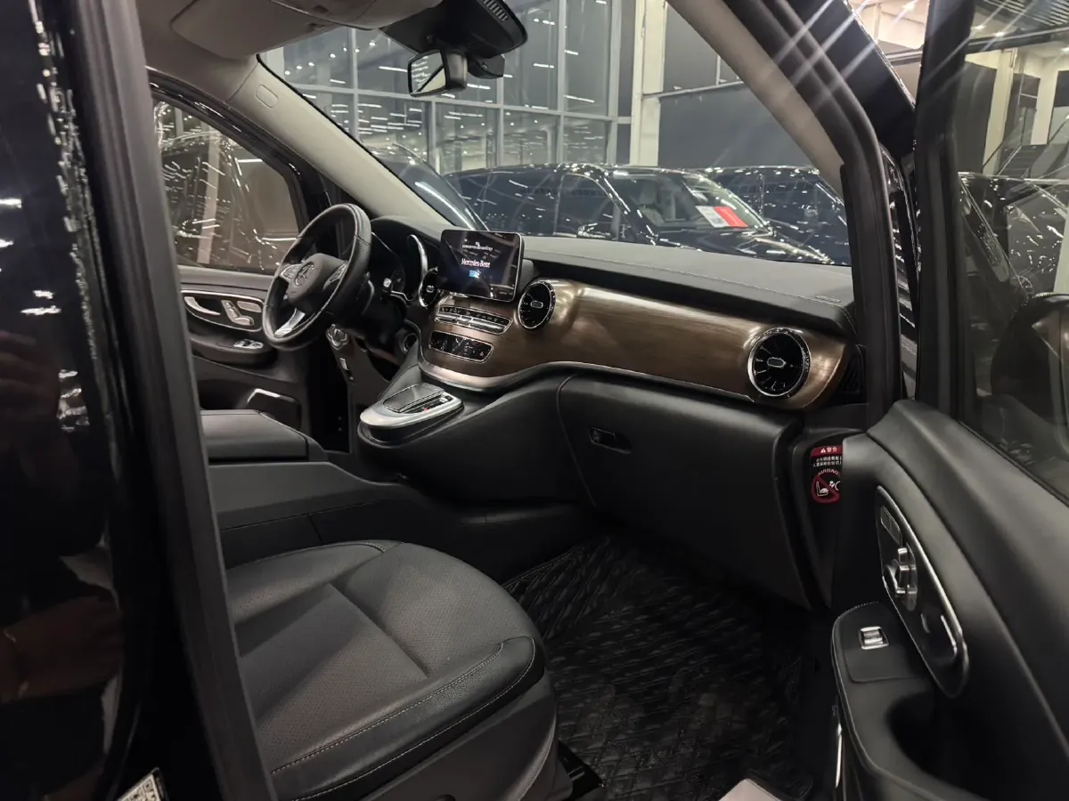 2021 Mercedes-Benz V Class 2.0T 211HP L4 9AT,autocango,china used car exporter,china ev exporter,chinese used car exporter,chinese used ev exporter