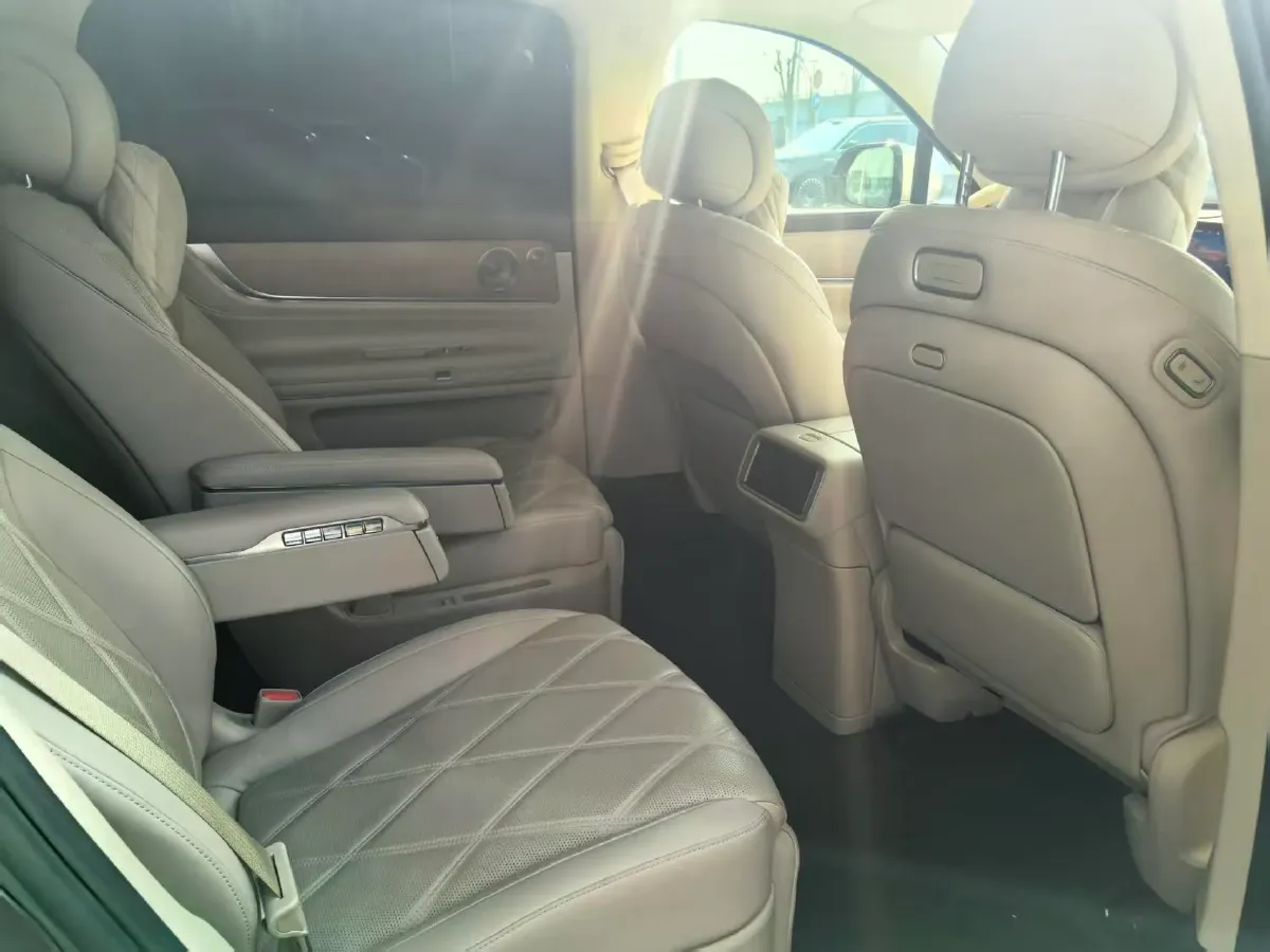 2025 AITO AITO M9 REEV 160HP REEV 52KWH,autocango,china used car exporter,china ev exporter,chinese used car exporter,chinese used ev exporter