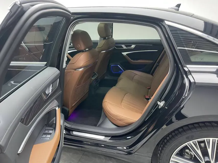 2025 Audi A6L 2.0T 245HP L4 7DCT,autocango,china used car exporter,china ev exporter,chinese used car exporter,chinese used ev exporter