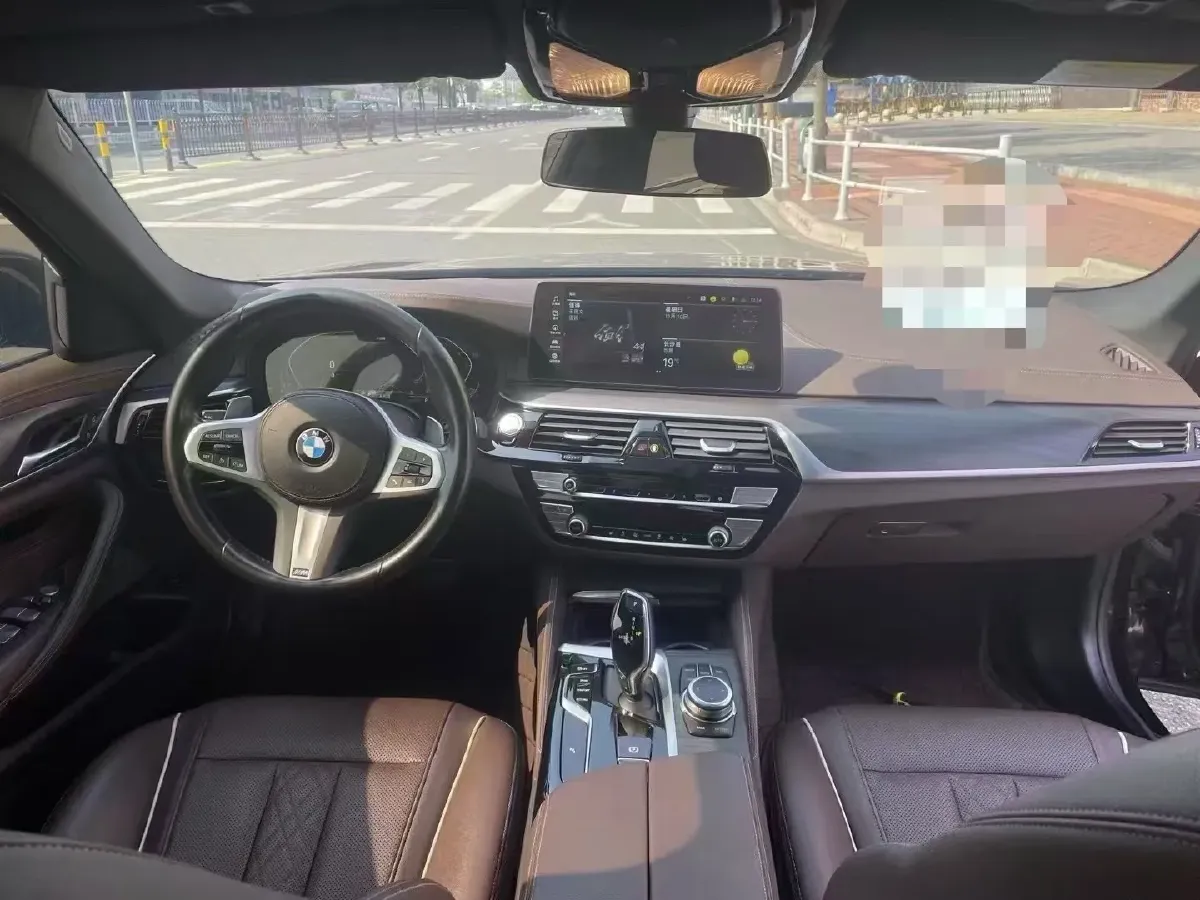 2022 BMW 5 Series 2.0T 252HP L4 8AT,autocango,china used car exporter,china ev exporter,chinese used car exporter,chinese used ev exporter