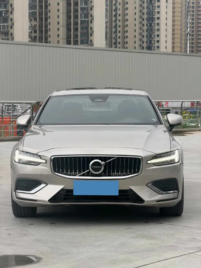 2023 Volvo S60 2.0T 197HP L4 7DCT,autocango,china used car exporter,china ev exporter,chinese used car exporter,chinese used ev exporter