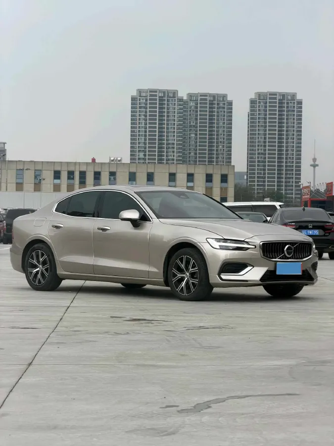 2023 Volvo S60 2.0T 197HP L4 7DCT,autocango,china used car exporter,china ev exporter,chinese used car exporter,chinese used ev exporter