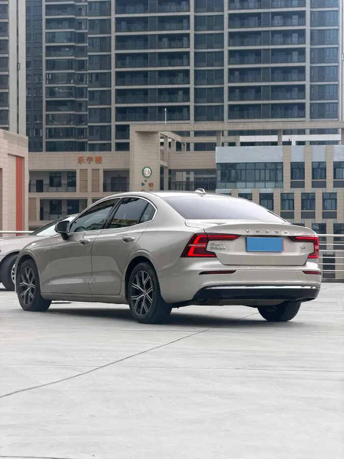 2023 Volvo S60 2.0T 197HP L4 7DCT,autocango,china used car exporter,china ev exporter,chinese used car exporter,chinese used ev exporter