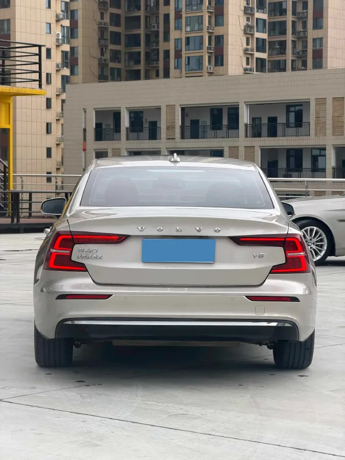 2023 Volvo S60 2.0T 197HP L4 7DCT,autocango,china used car exporter,china ev exporter,chinese used car exporter,chinese used ev exporter