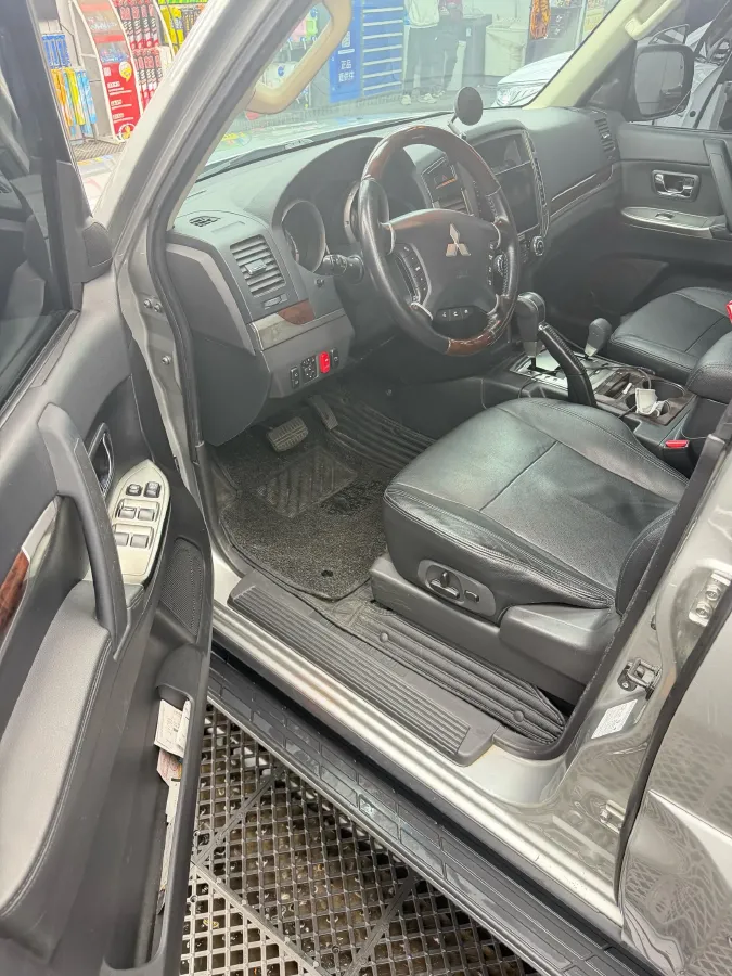 2018 Mitsubishi Pajero 3.0L 174HP V6 5AT,autocango,china used car exporter,china ev exporter,chinese used car exporter,chinese used ev exporter