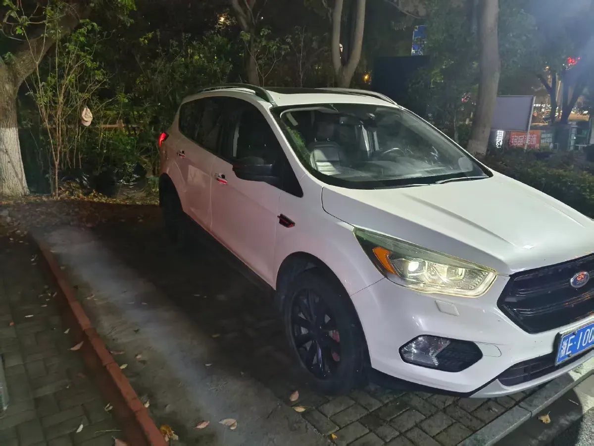 2017 Ford Kuga 2.0T 245HP L4 6AT,autocango,china used car exporter,china ev exporter,chinese used car exporter,chinese used ev exporter