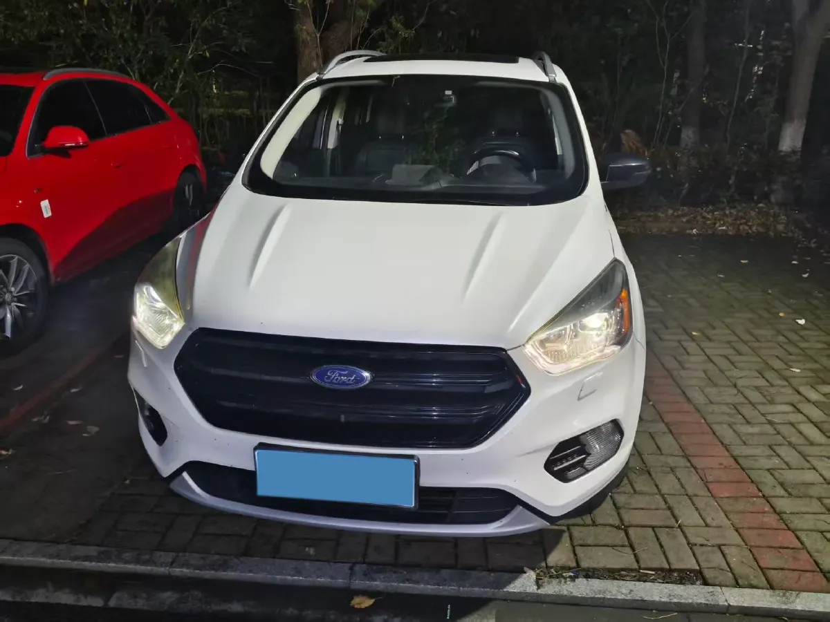 2017 Ford Kuga 2.0T 245HP L4 6AT,autocango,china used car exporter,china ev exporter,chinese used car exporter,chinese used ev exporter
