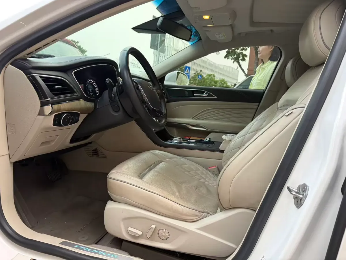 2017 Ford Taurus 2.7T 329HP V6 6AT,autocango,china used car exporter,china ev exporter,chinese used car exporter,chinese used ev exporter