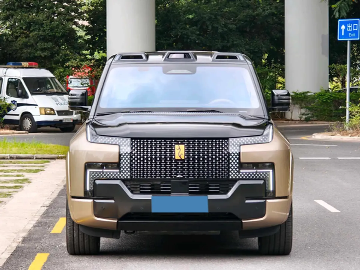 2025 YangWang U8 L REEV 272HP REEV,autocango,china used car exporter,china ev exporter,chinese used car exporter,chinese used ev exporter