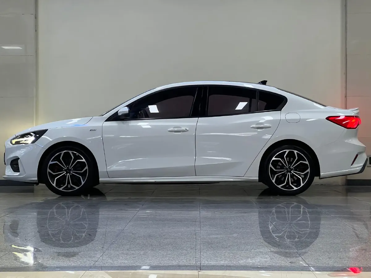 2021 Ford Focus 1.5T 174HP L3 8AT,autocango,china used car exporter,china ev exporter,chinese used car exporter,chinese used ev exporter