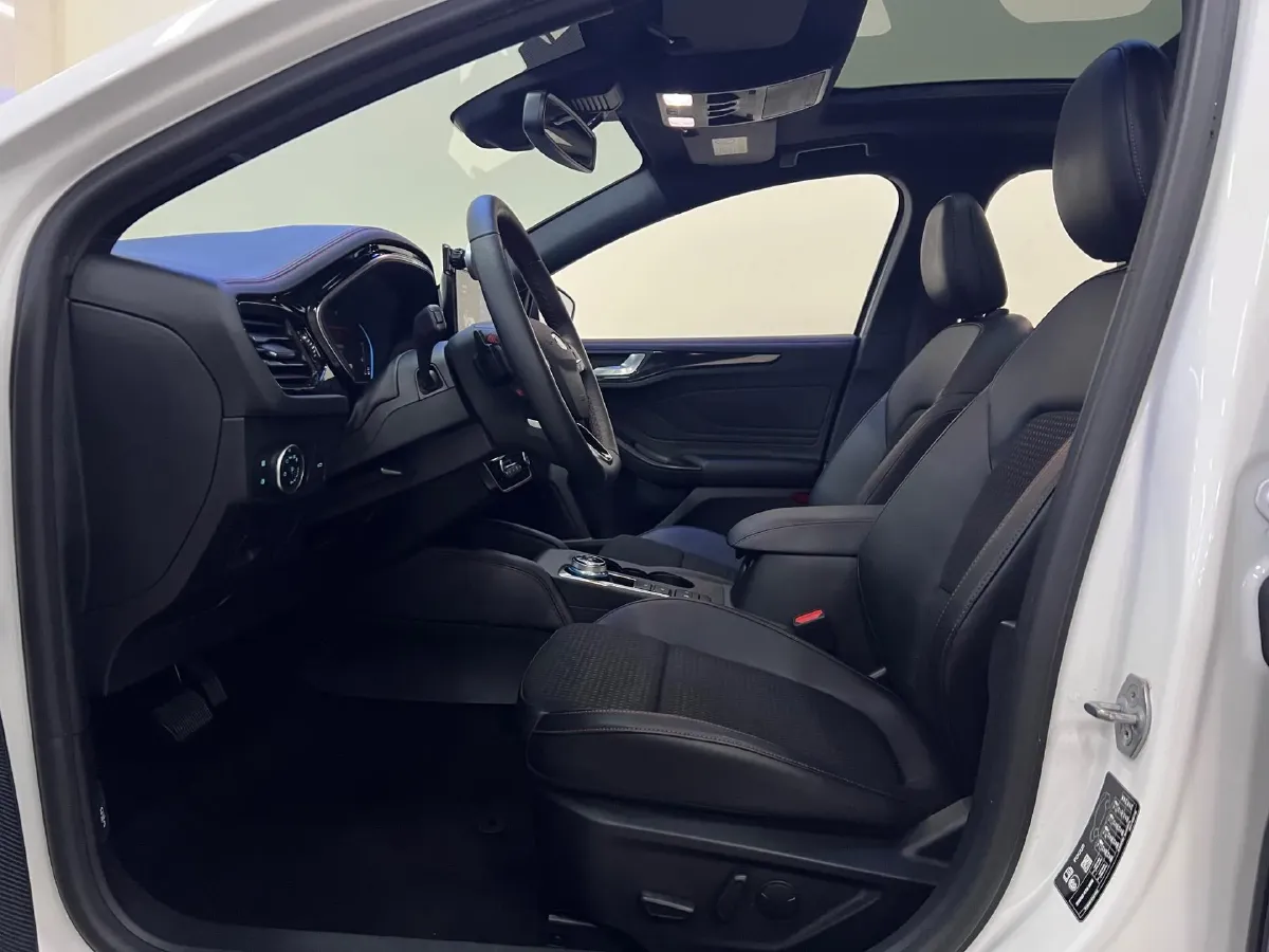 2021 Ford Focus 1.5T 174HP L3 8AT,autocango,china used car exporter,china ev exporter,chinese used car exporter,chinese used ev exporter