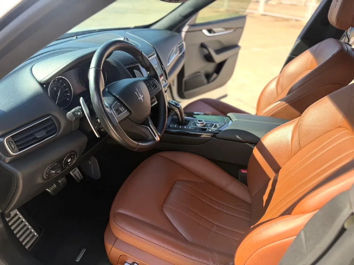 2022 Maserati Levante 2.0T 330HP L4 8AT,autocango,china used car exporter,china ev exporter,chinese used car exporter,chinese used ev exporter